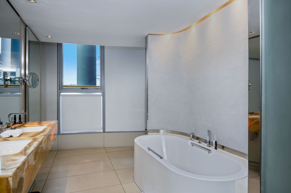 Deep soaking bathtub