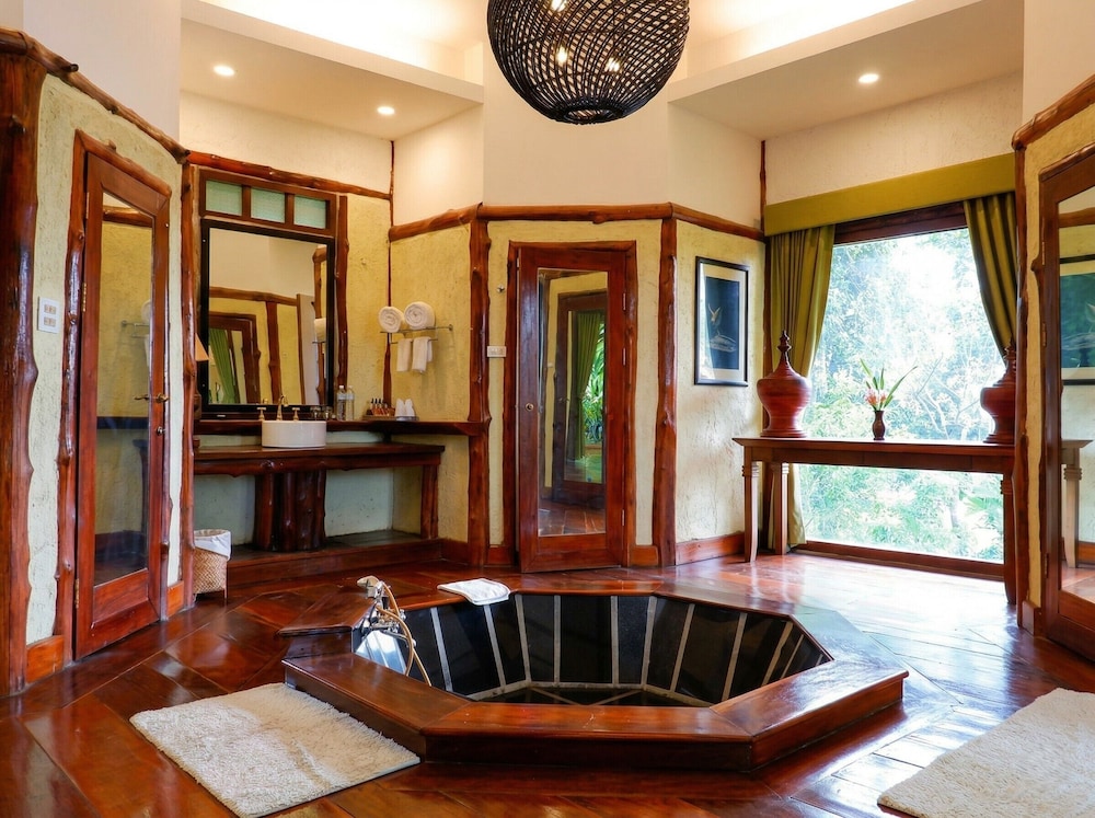 Deep soaking bathtub