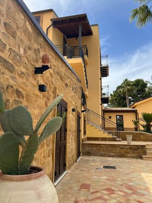thumbnail: Front of property