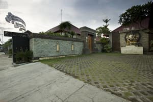 thumbnail: Interior entrance