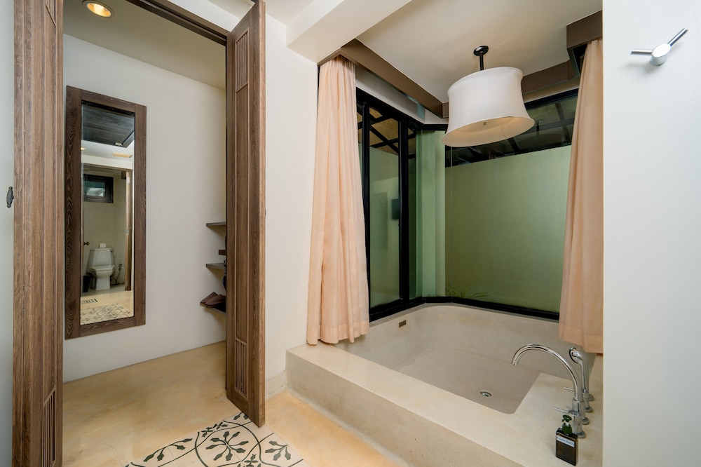 Deep soaking bathtub