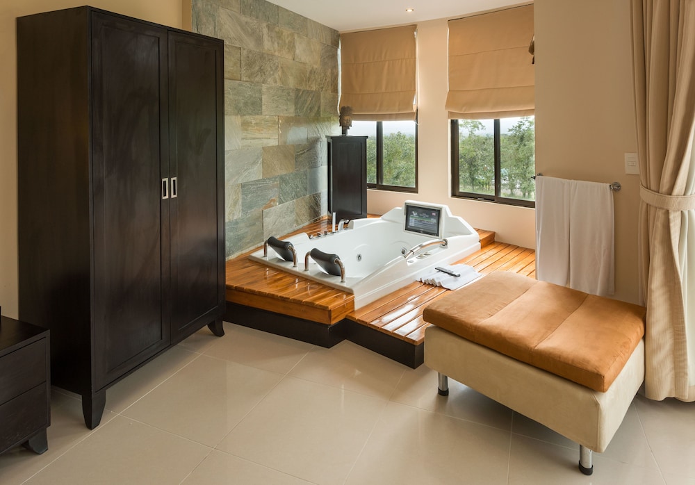 Jetted tub