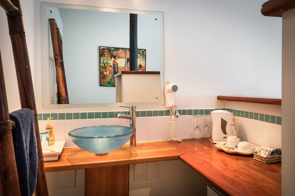 Bathroom sink