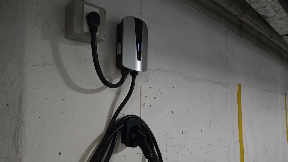 Electric vehicle charging station