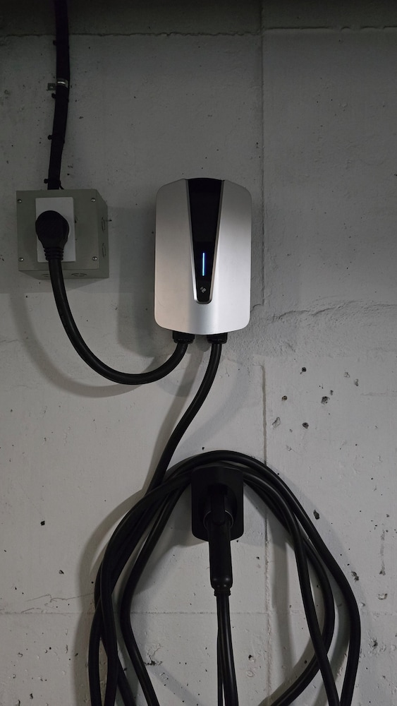 Electric vehicle charging station