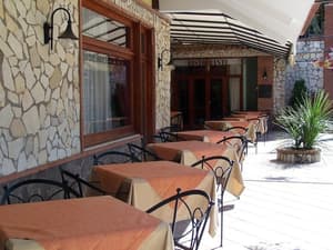 thumbnail: Outdoor dining