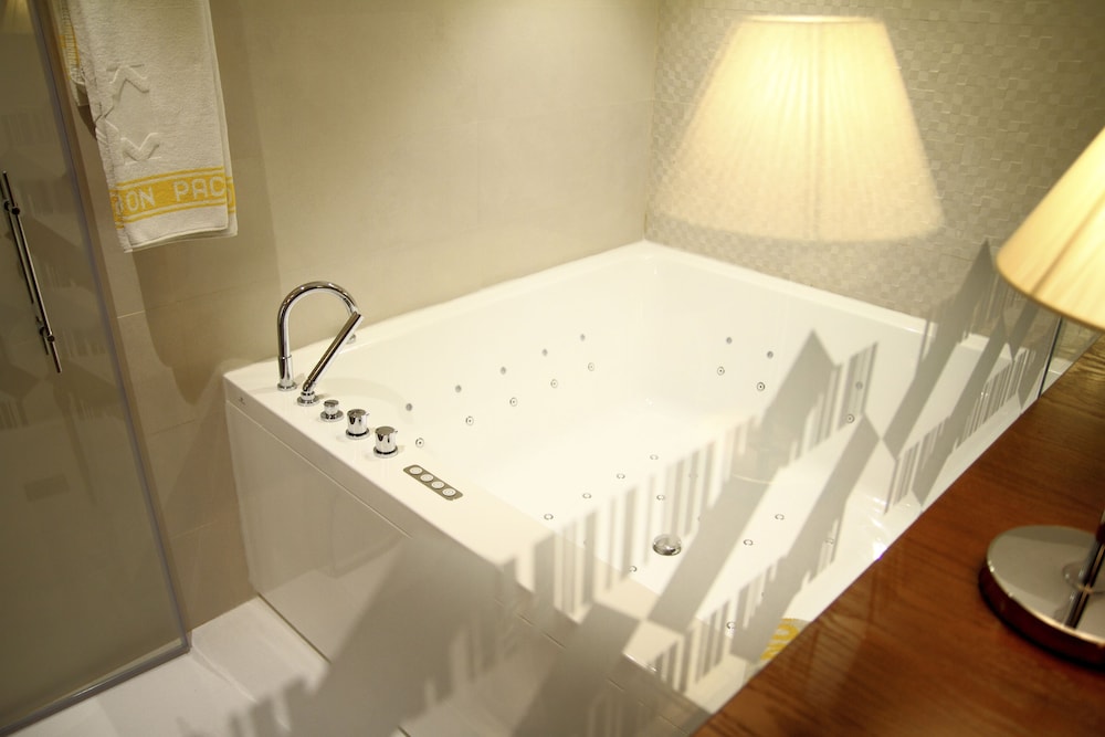Jetted tub