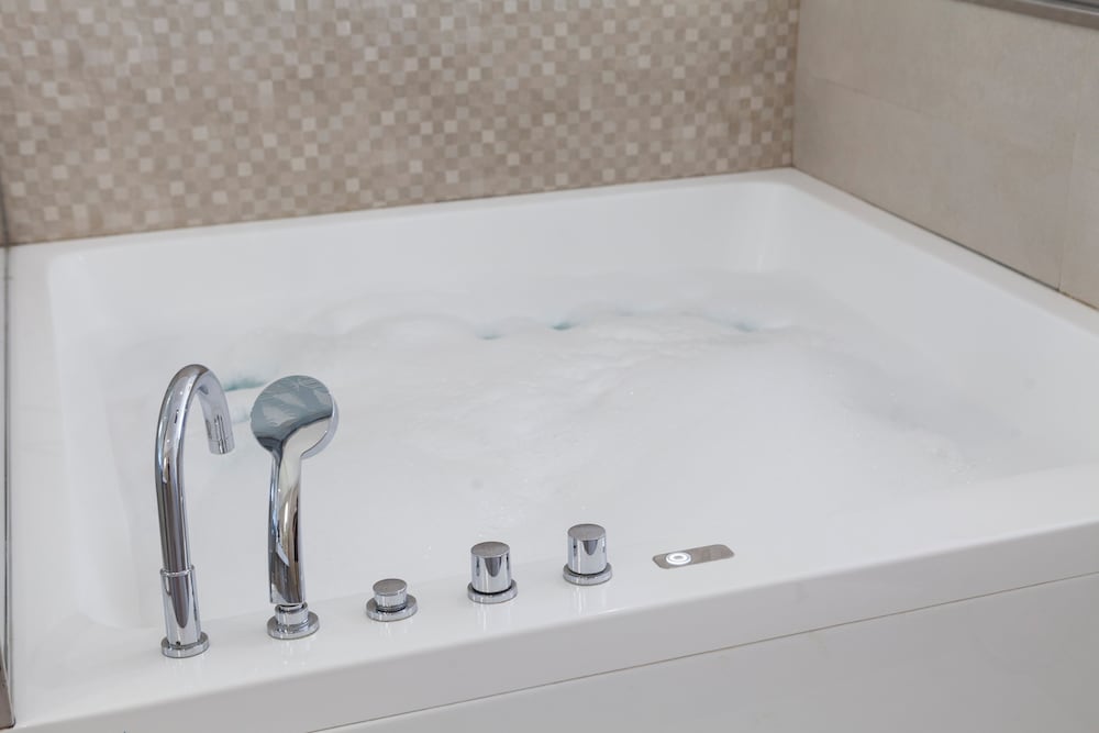 Jetted tub