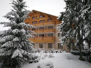 thumbnail: Skiing