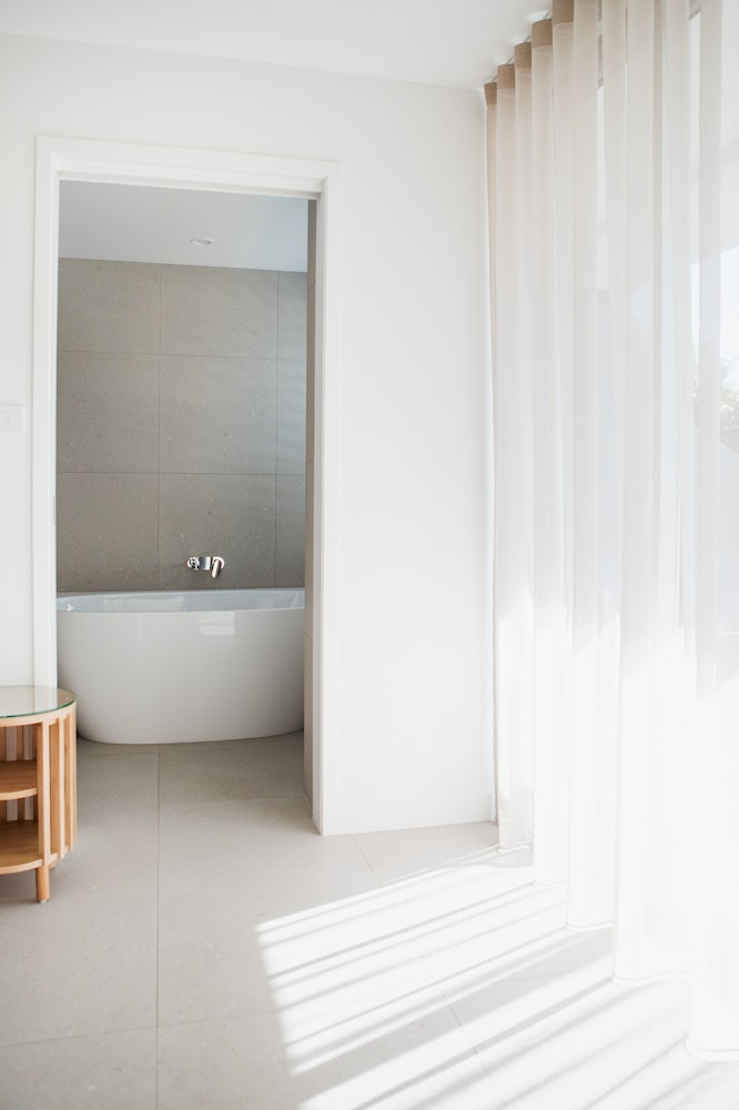 Deep soaking bathtub