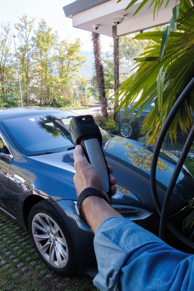 Electric vehicle charging station
