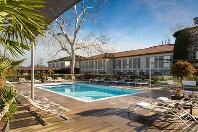 Pool,On-Site,Outdoor/Exterior,Property Amenity,Recreation