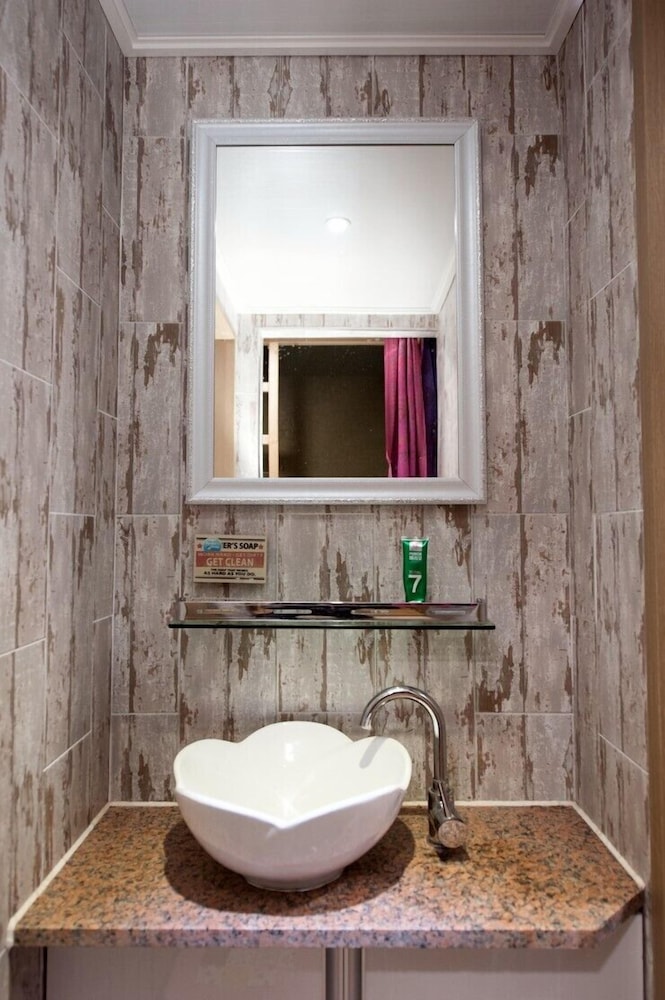 Bathroom sink