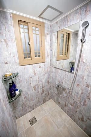 thumbnail: Bathroom shower