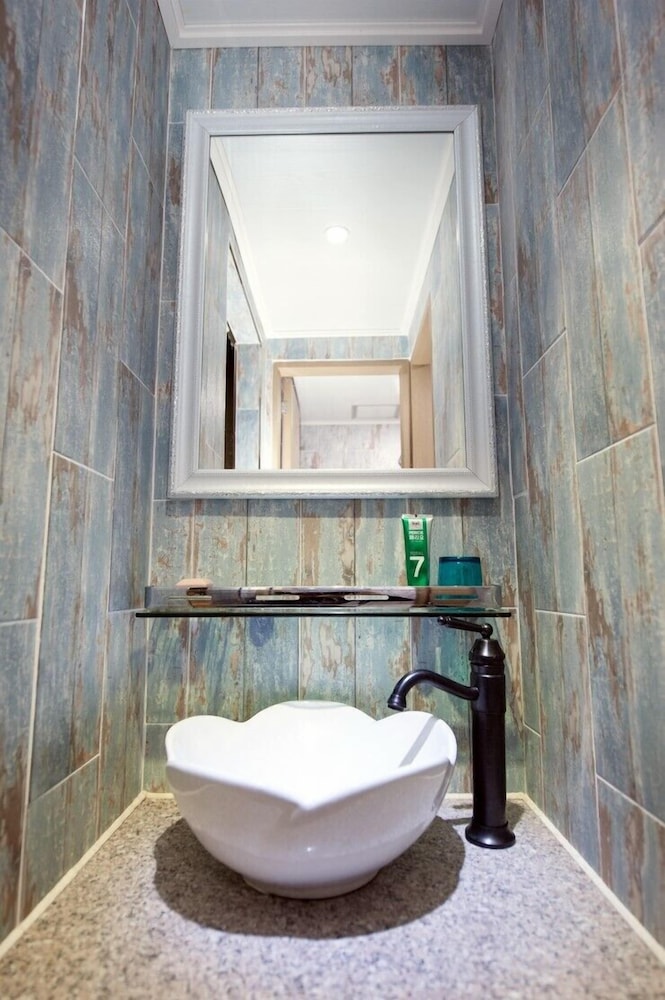 Bathroom sink