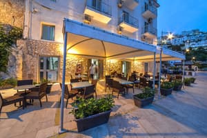 thumbnail: Outdoor dining
