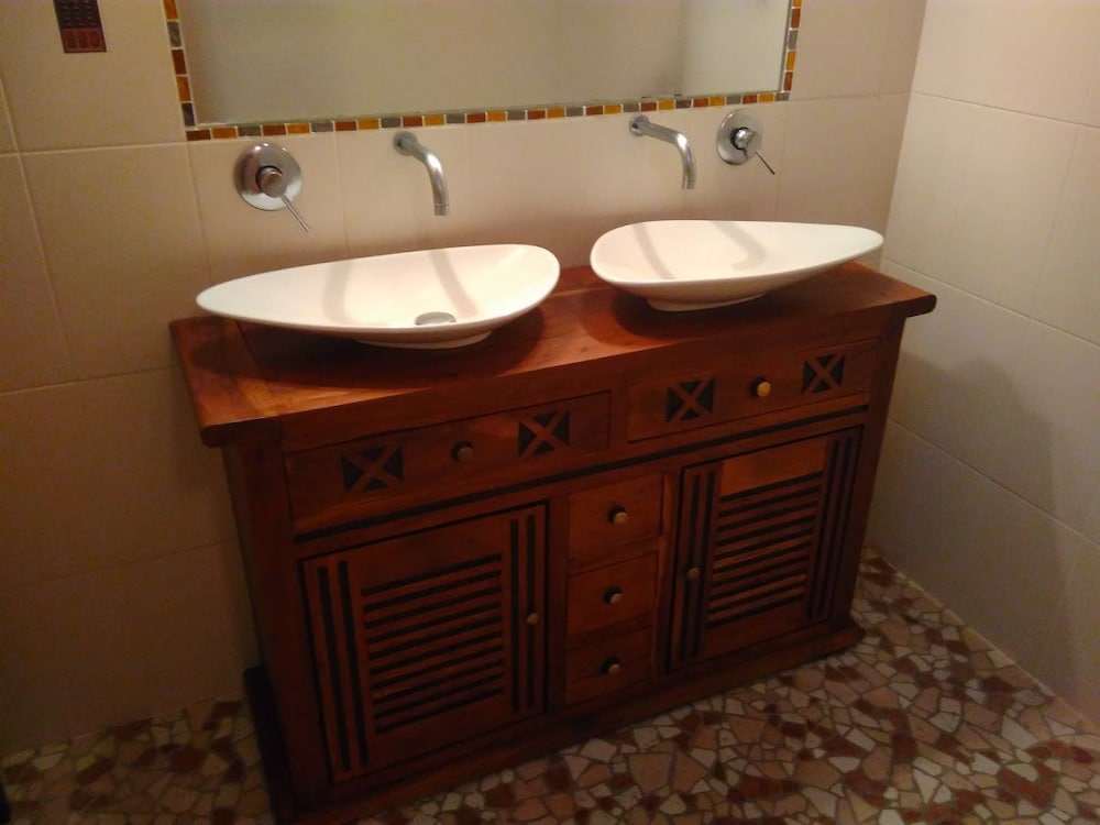 Bathroom sink
