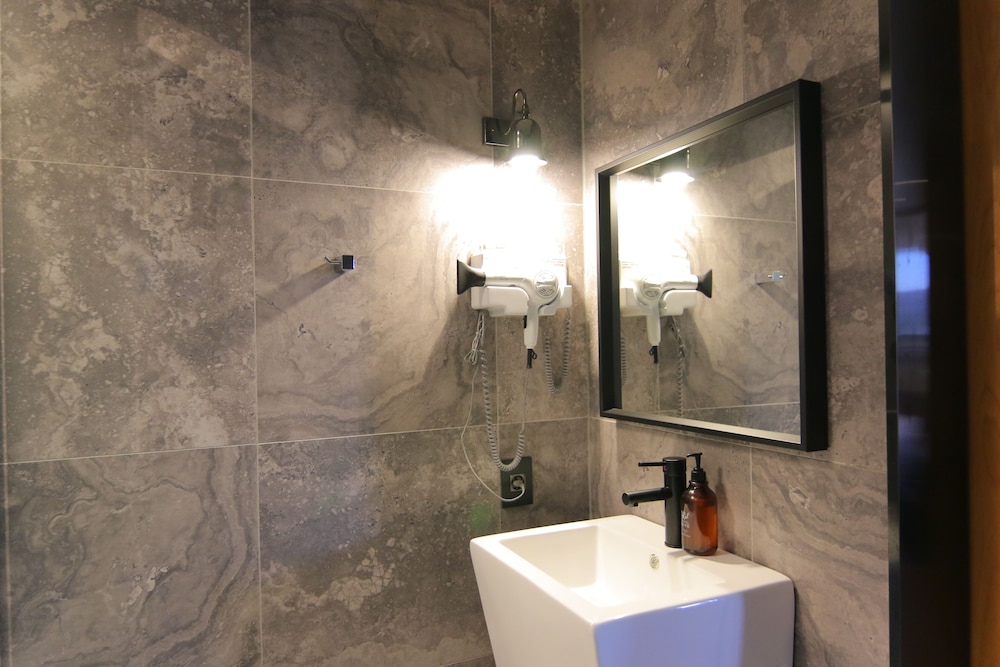 Bathroom sink