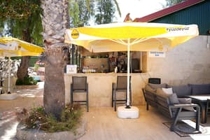 thumbnail: Swim-up bar