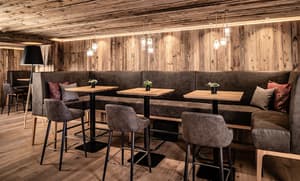 thumbnail: Bar (on property)
