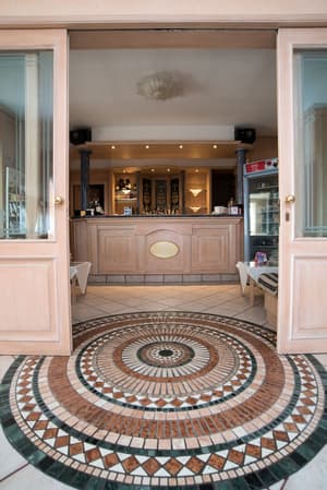 thumbnail: Bar (on property)