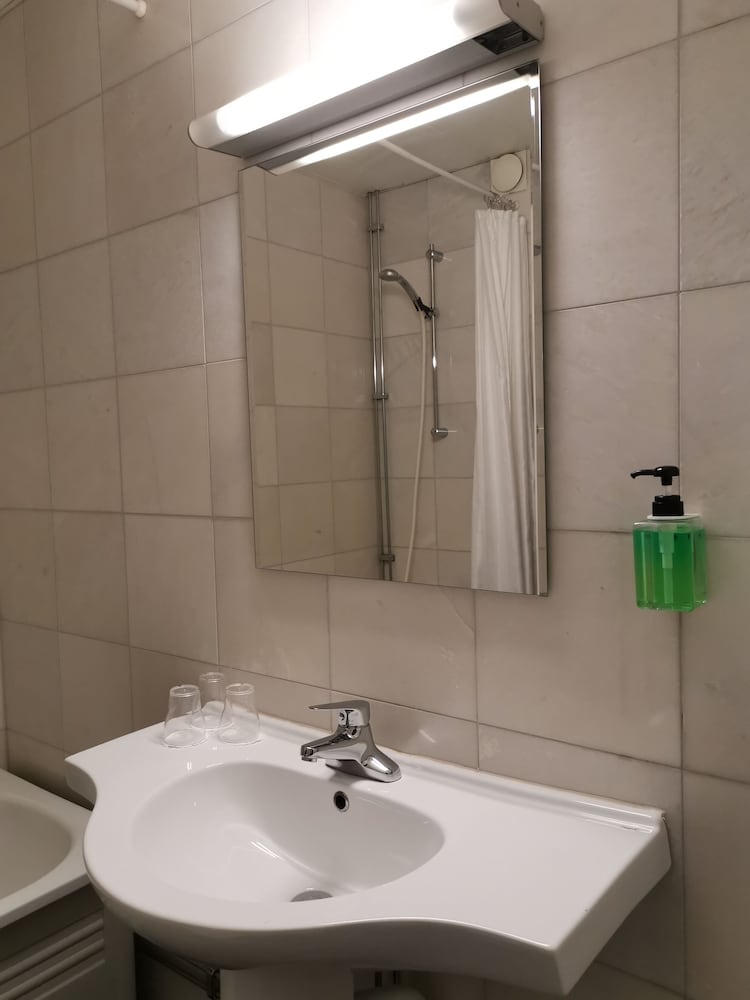 Bathroom sink