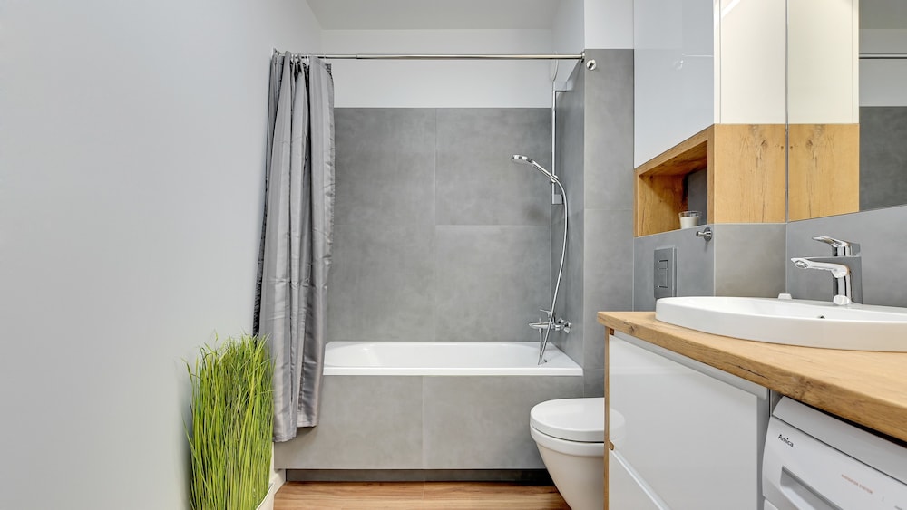 Deep soaking bathtub