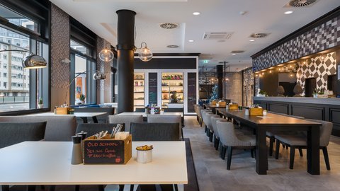 Enjoy breakfast in our light-filled breakfast area in Mannheim