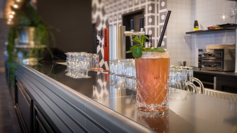 Unwind with your favourite cocktail at our Mannheim hotel bar