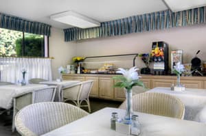 thumbnail: Breakfast area
