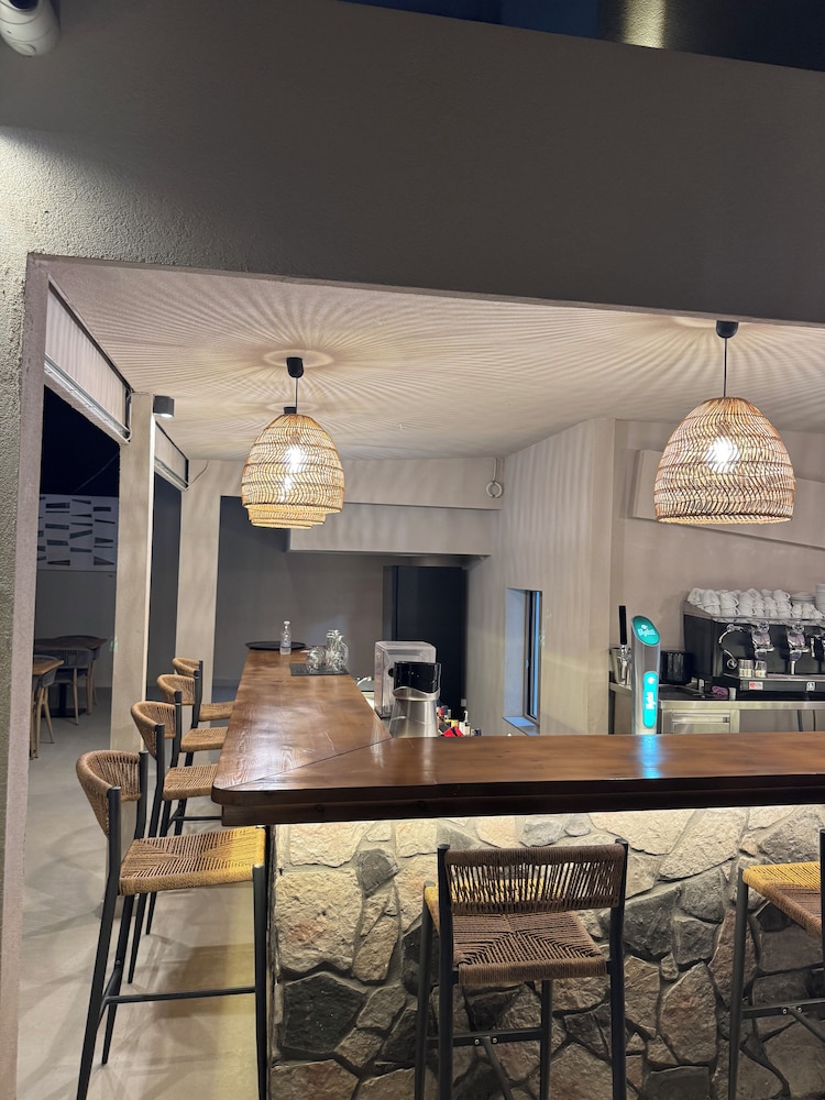 Swim-up bar
