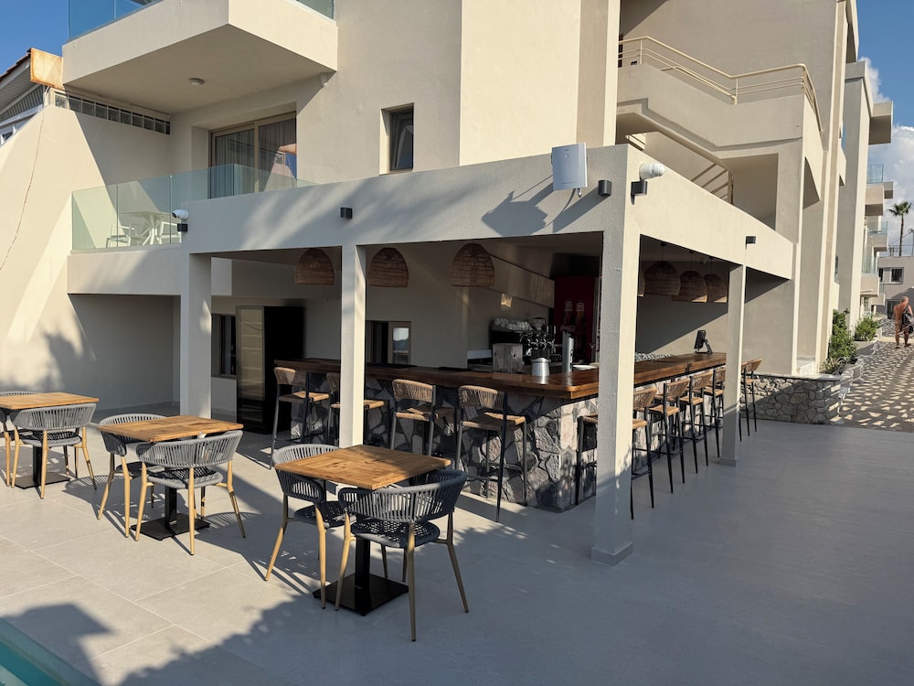 Poolside bar