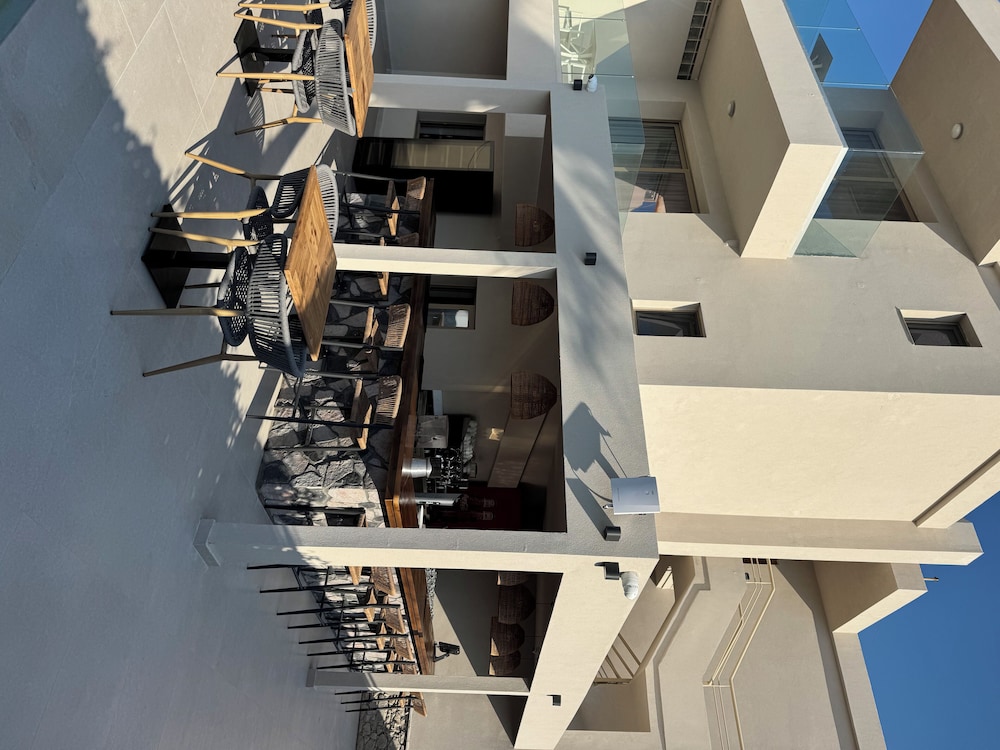 Poolside bar