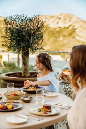 thumbnail: Outdoor dining