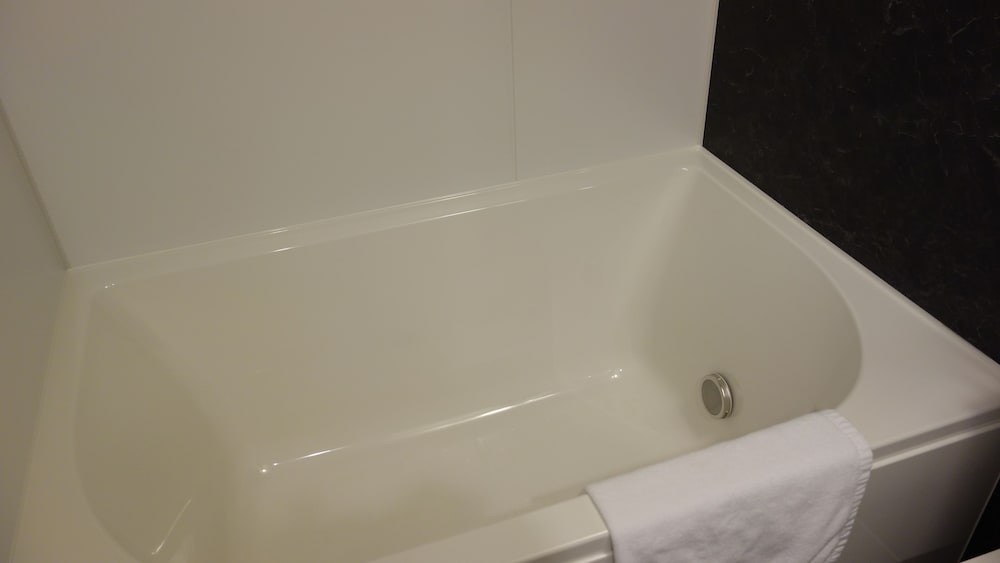 Deep soaking bathtub