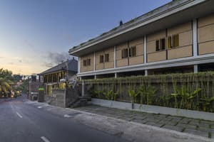 thumbnail: Front of property