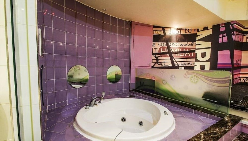 Deep soaking bathtub