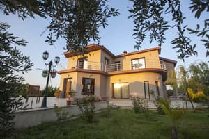 thumbnail: Front of property