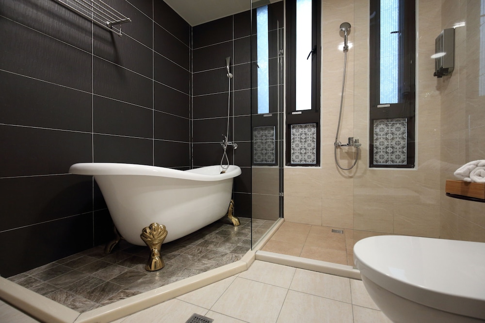 Deep soaking bathtub