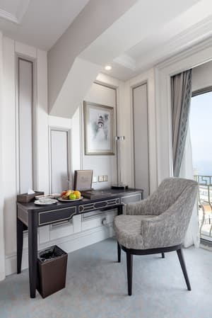 thumbnail: In-room business center