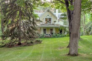 thumbnail: Front of property