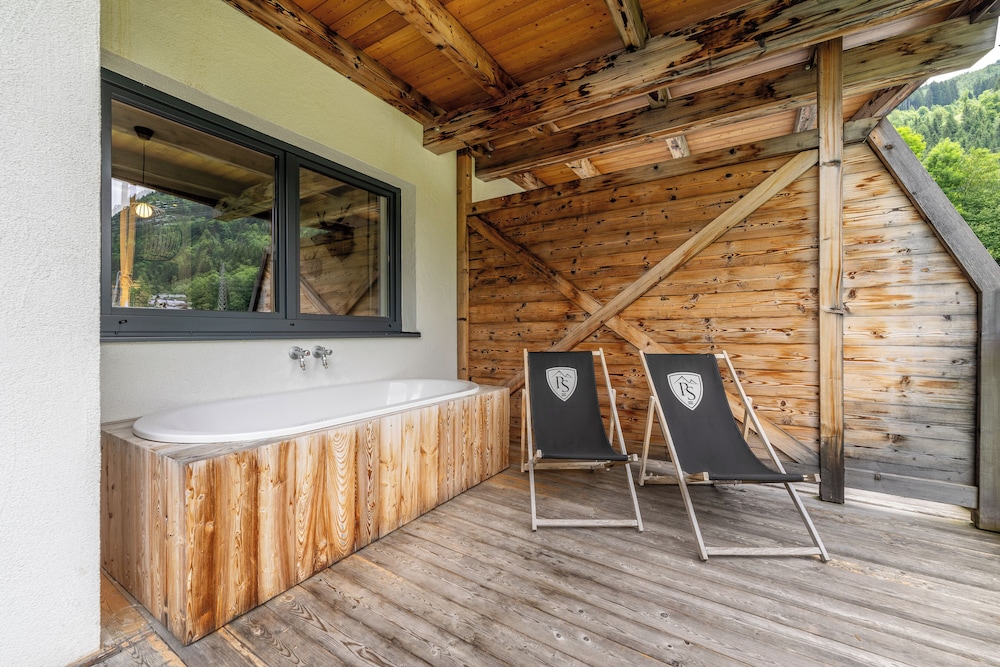 Deep soaking bathtub