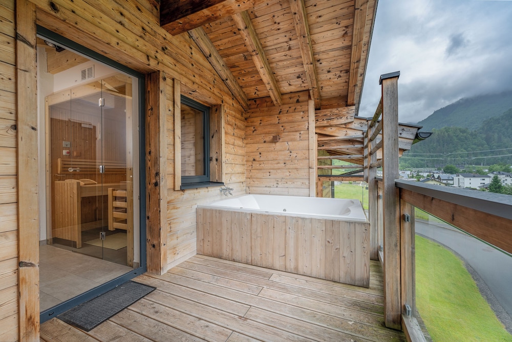 Deep soaking bathtub