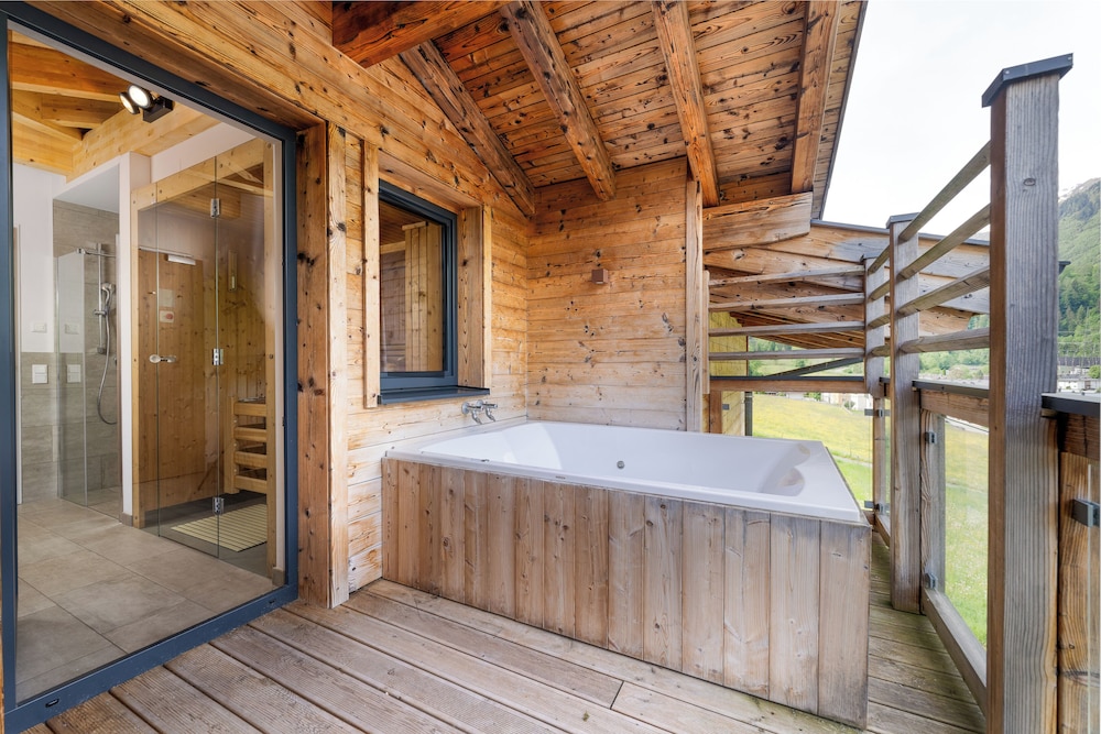 Deep soaking bathtub