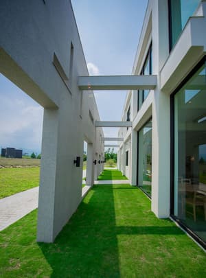 thumbnail: Exterior detail
