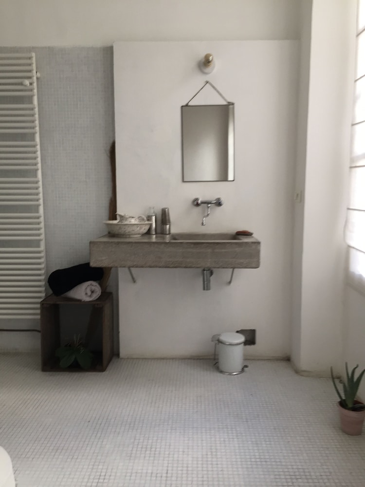 Bathroom sink