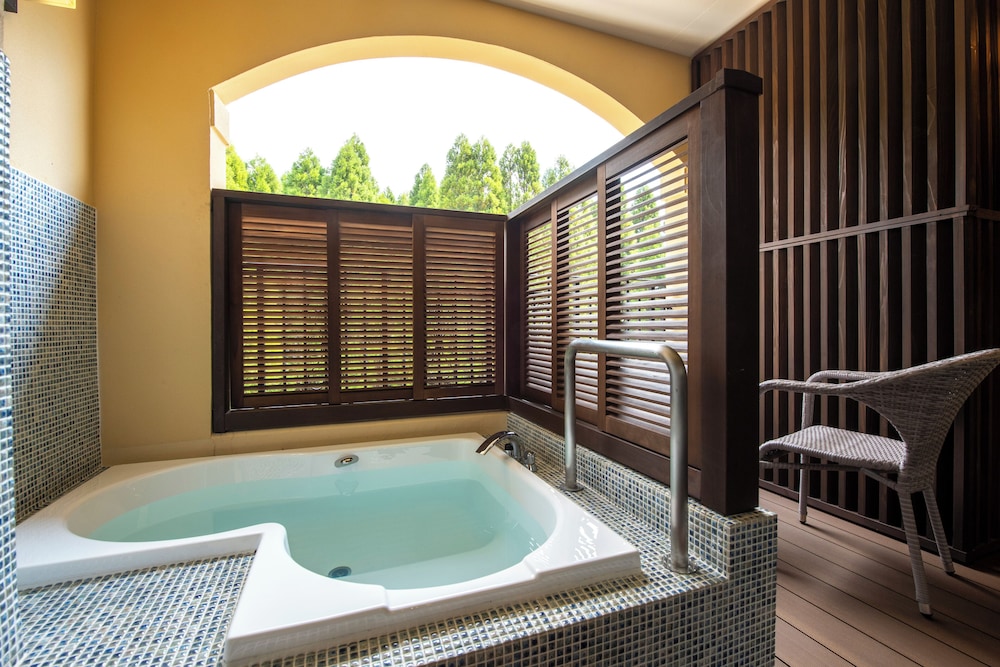 Deep soaking bathtub