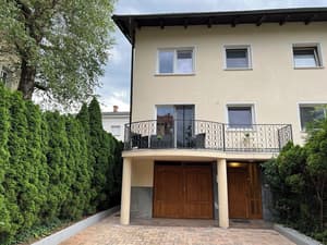 thumbnail: Front of property