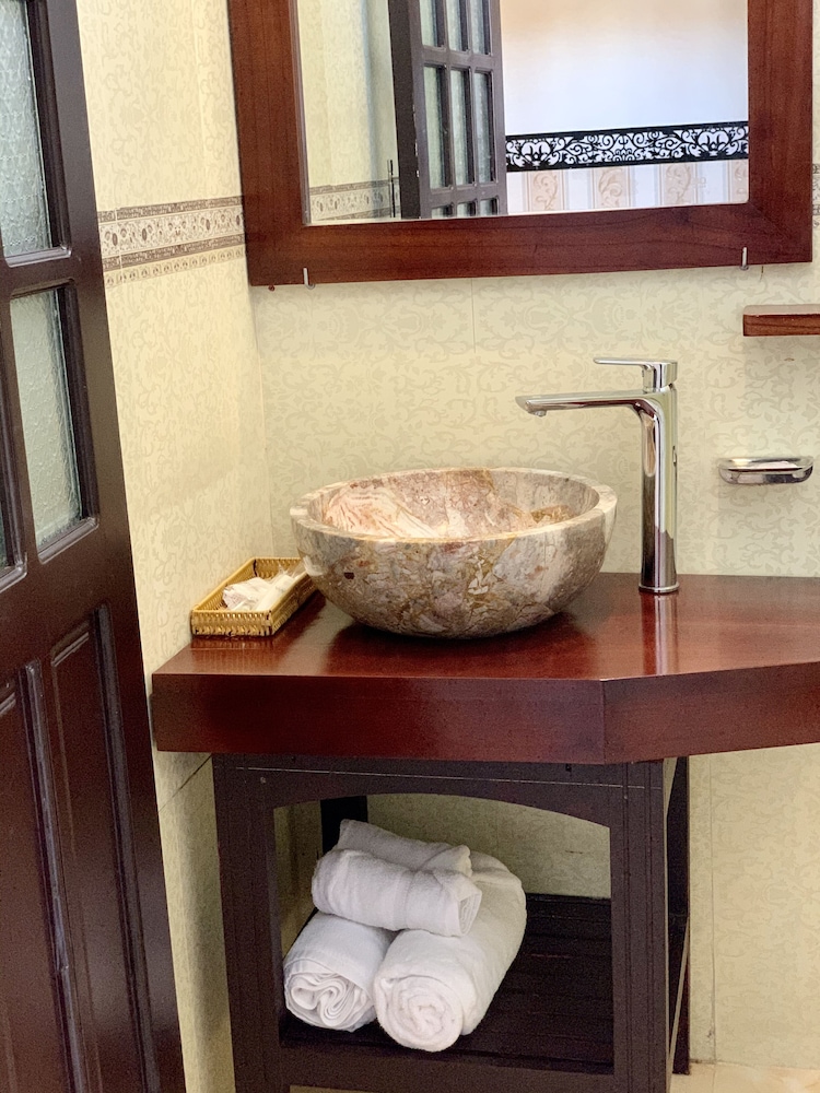 Bathroom sink