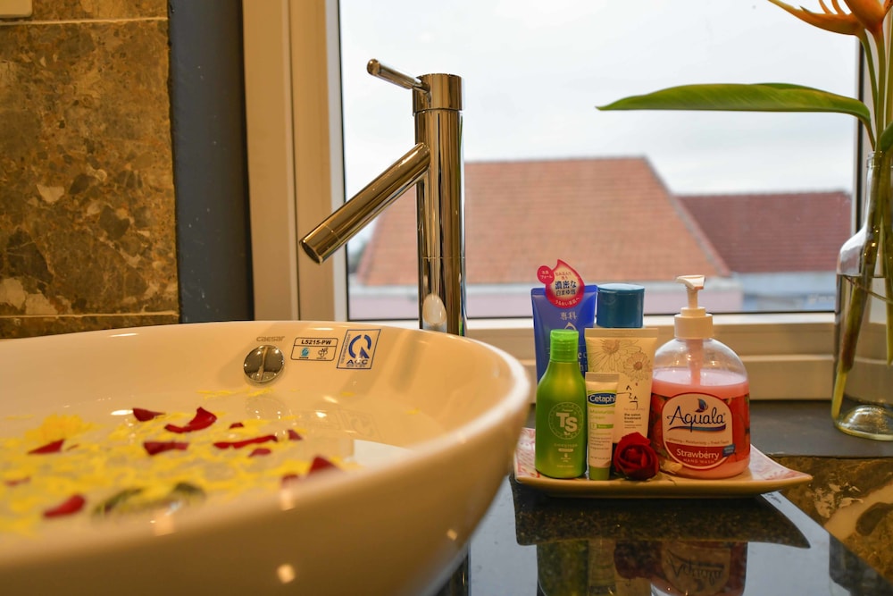Bathroom sink